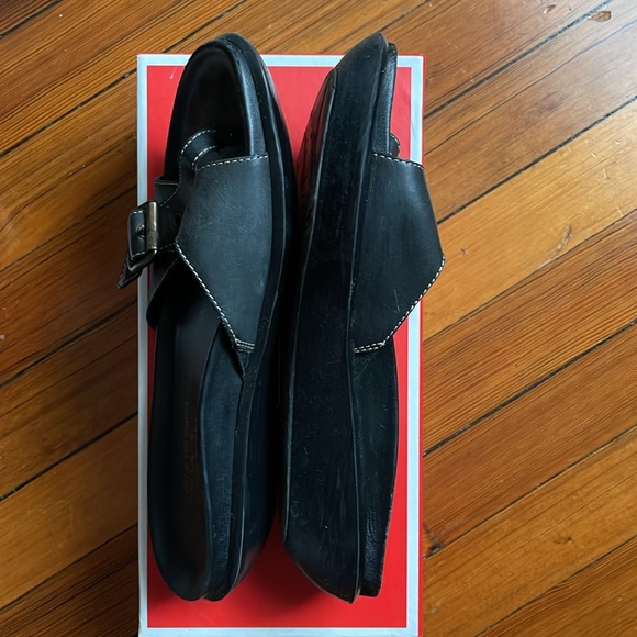 DONALD J. PLINER leather flats/ flip-flops with small platform and buckle 8.5 - Picture 2 of 5